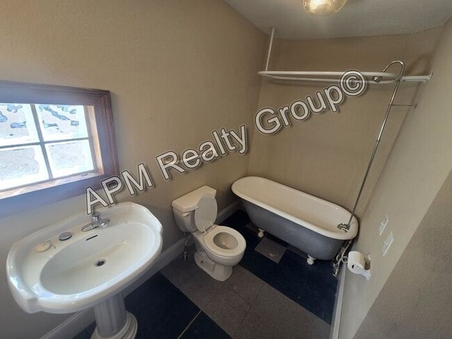 Building Photo - Four Bedroom 3 Bath Available NOW!!