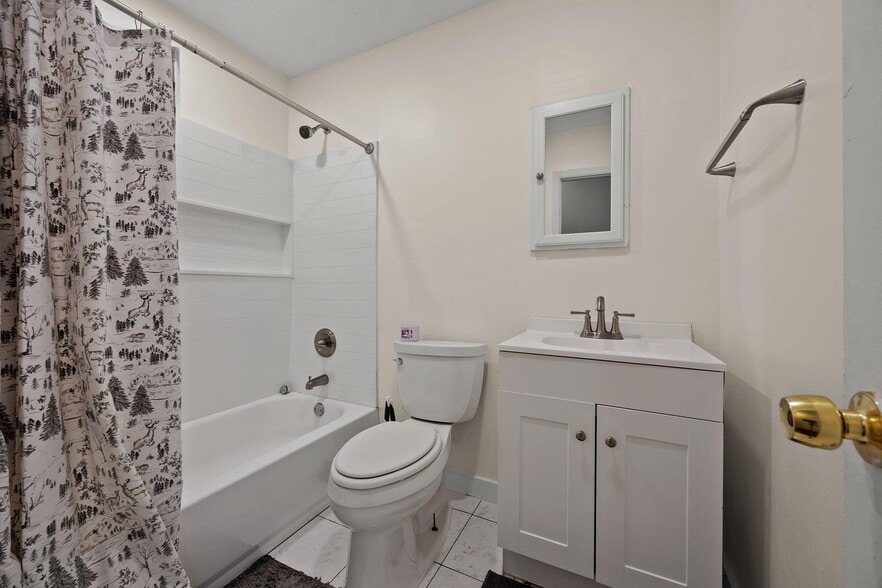Building Photo - 2136 Chestnut Hill Cir
