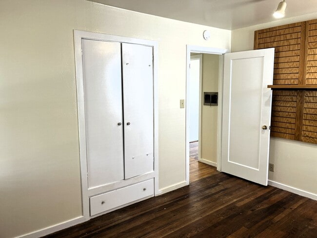 Building Photo - Pet-friendly home with hardwood floors and...