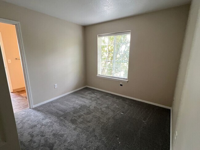 Building Photo - 10934 NE Weidler St