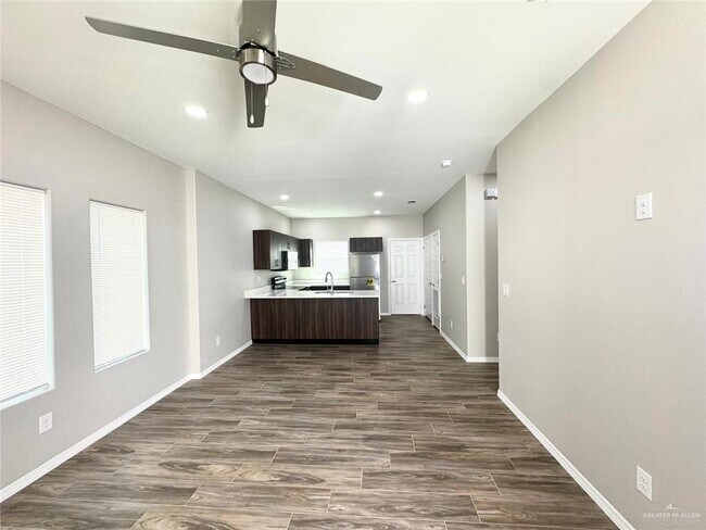 Building Photo - 14 E Walnut Ave