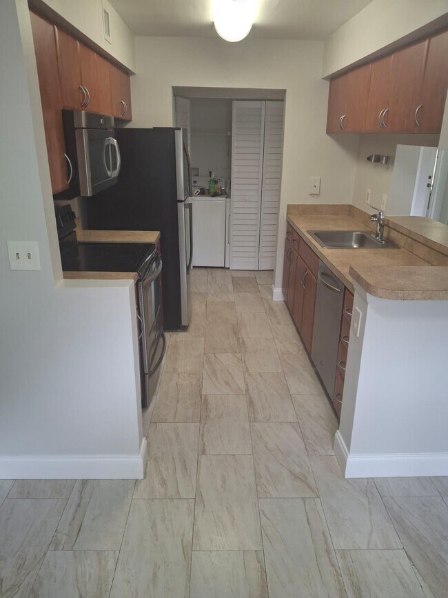 Building Photo - 9833 Westview Dr