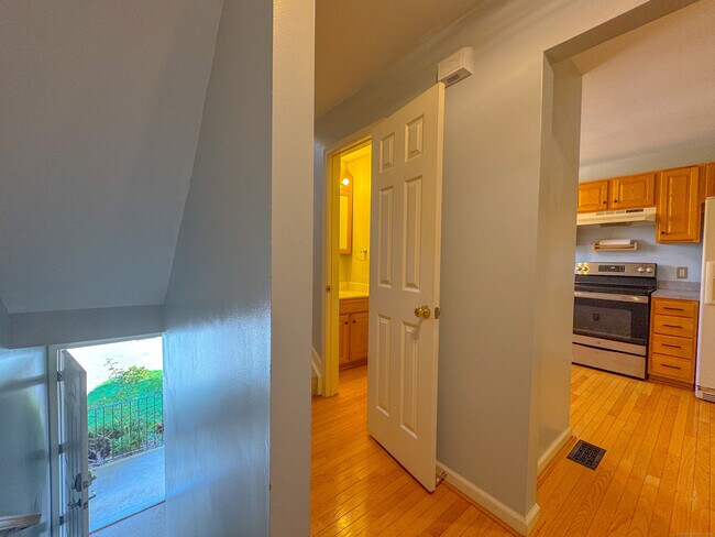 Building Photo - 19 Hawthorne Dr