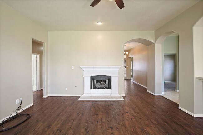 Building Photo - Gorgeous 4/2 Home in the Villages of Edgewater Estates with Soaring Ceilings and 2 Flex Rooms!