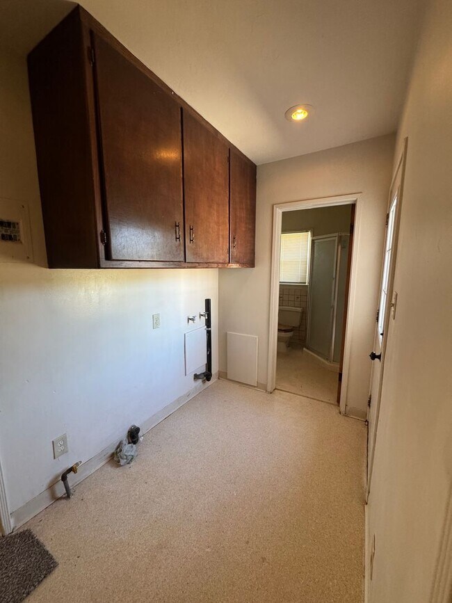 Building Photo - Spacious home near Bakersfield College!