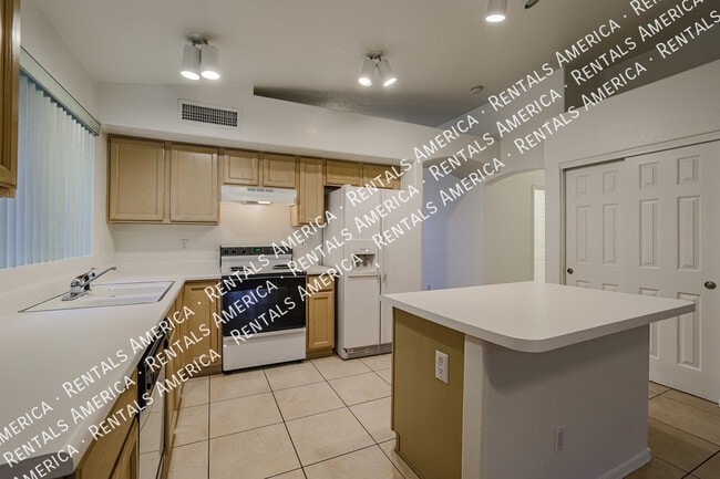 Building Photo - 7158 E Juanita Ave