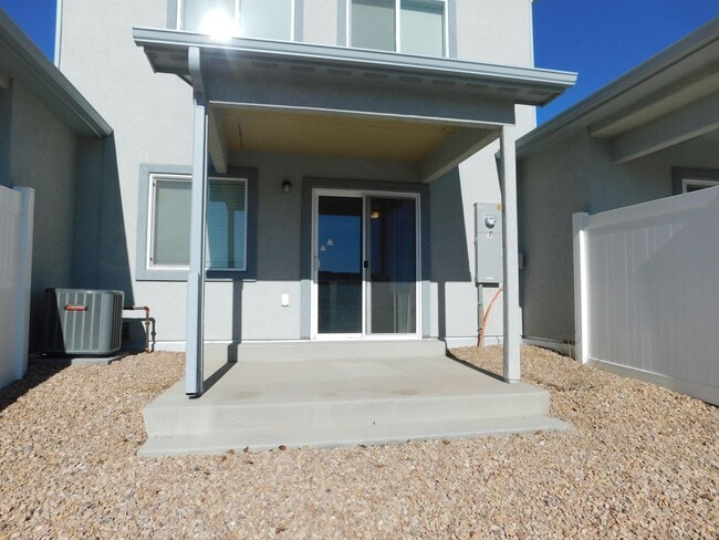 Building Photo - Newer Construction close to Community Hospital
