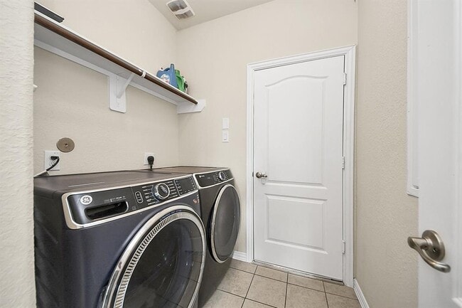 Building Photo - 13313 Sea Breeze Dr