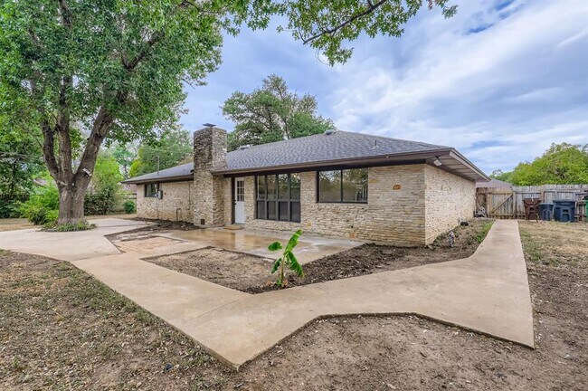Building Photo - 521 Dennis Dr