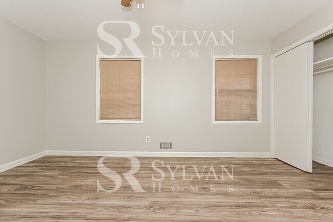 Building Photo - Welcome home to this 3 bedroom, 2 bathroom...