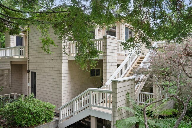 Building Photo - Elegant Los Altos Townhouse Near Redwood Grove & Shoup Park