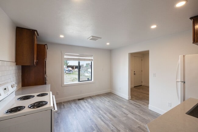 Building Photo - County living - 2 Bed with office space located close to Salem Area - MORE PICS AND VIDEO TO COME