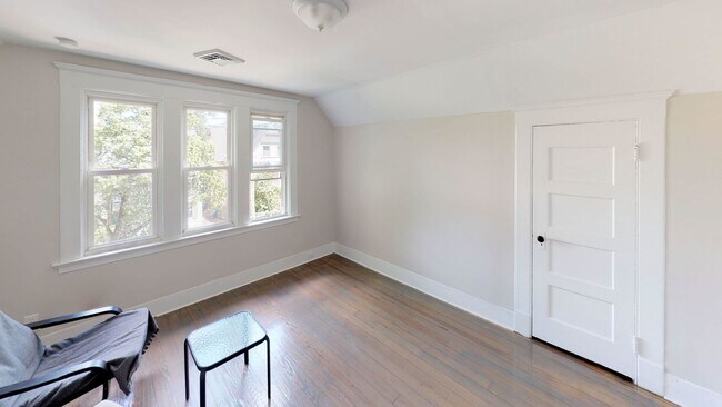 Building Photo - Beautiful Two Bedroom Apartment For Rent
