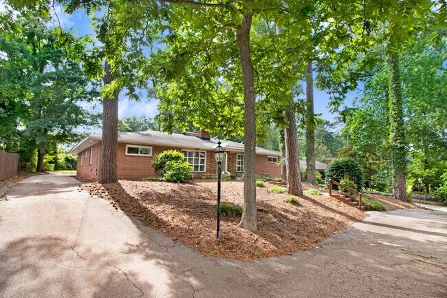 Building Photo - 105 Pineland Cir