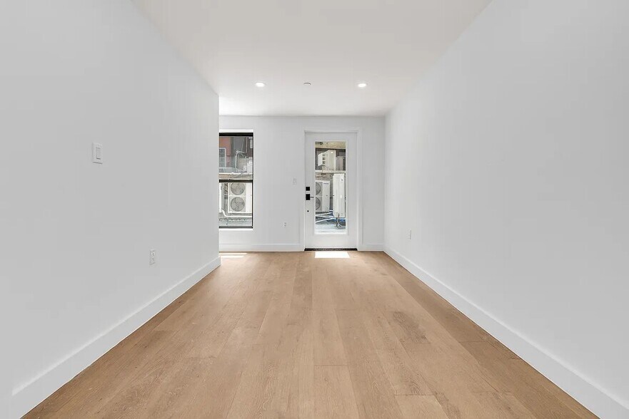 Building Photo - 18 E 13th St