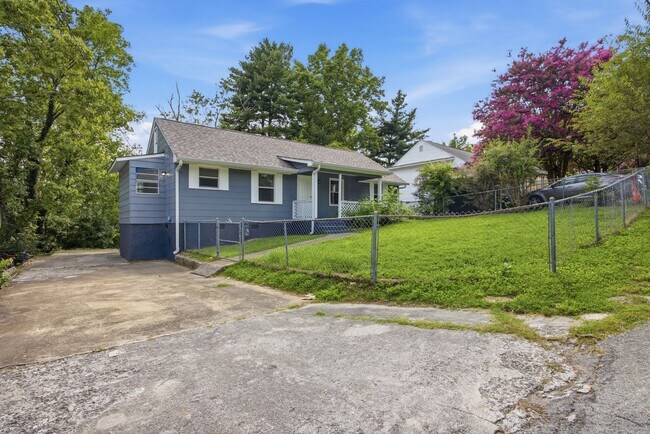 Building Photo - 3826 Kingwood Cir