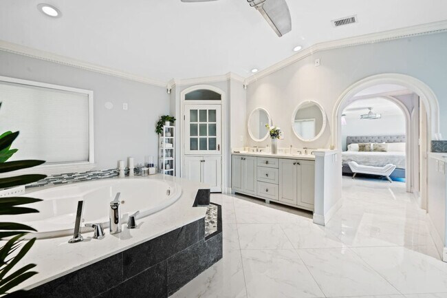 Building Photo - 4501 Briarcliff Ln