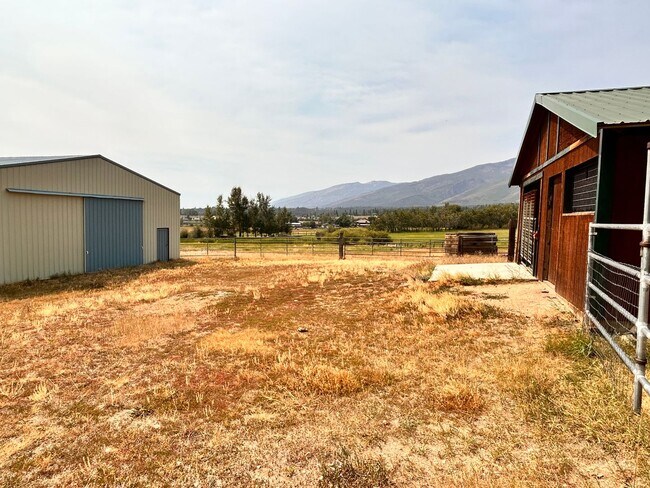Building Photo - 10 Acres of Horse Property in Victor!