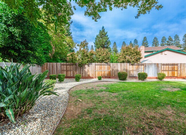 Building Photo - Pocket 3 Bedroom plus Den 2 Bath Home
