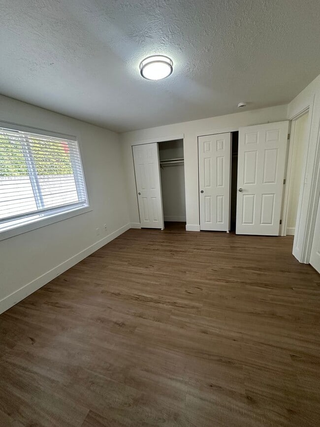 Building Photo - REDUCED RENT! Move in TODAY