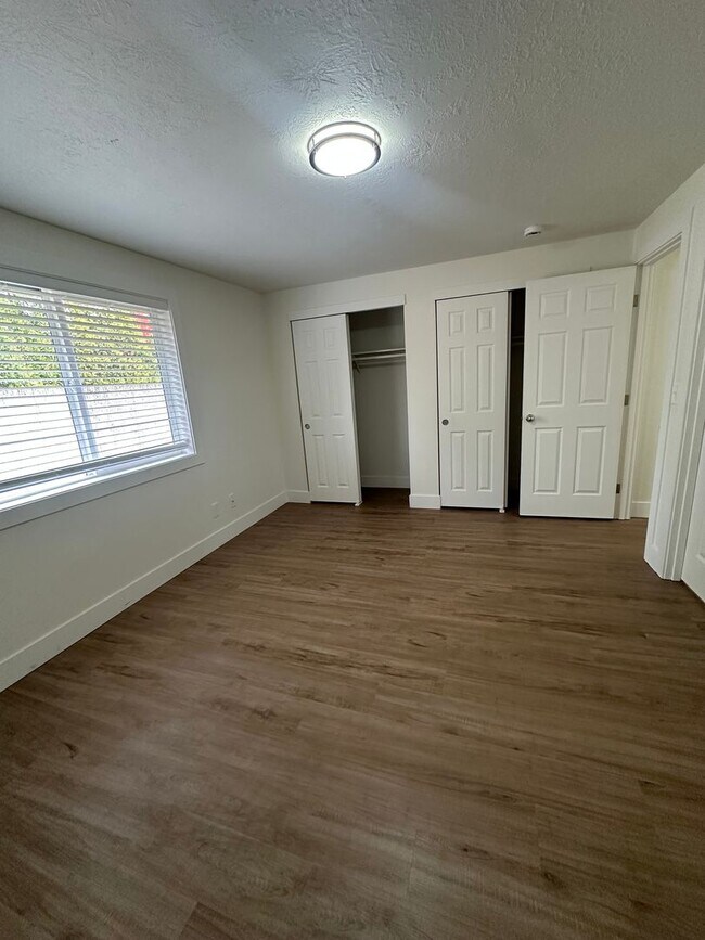 Building Photo - Stunning Fully Renovated 3-Bedroom Home in...