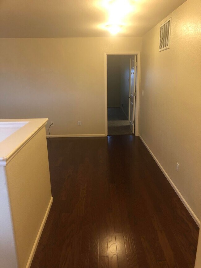 Building Photo - Well Maintained 2 Bed 3 Bath 2 Car Two-sto...