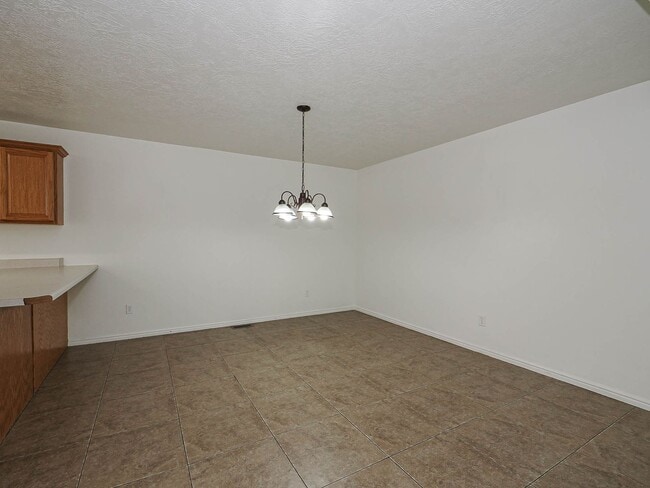 Building Photo - 2 Bedroom, 2 Bathroom Home