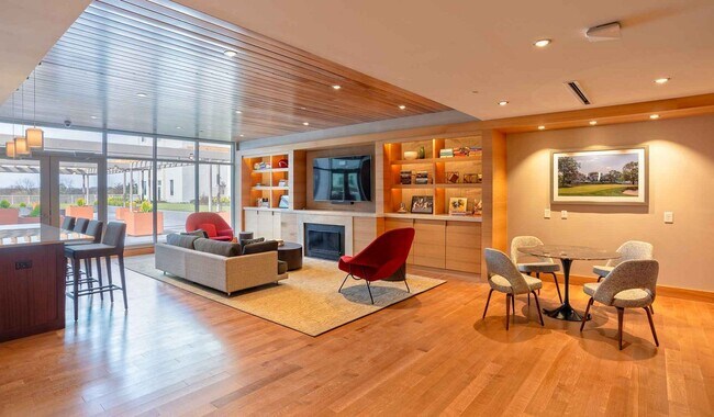 Building Photo - Luxurious 2 Bed on the MainLine