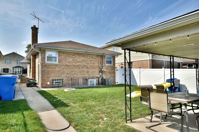 Building Photo - 7309 N Ottawa Ave