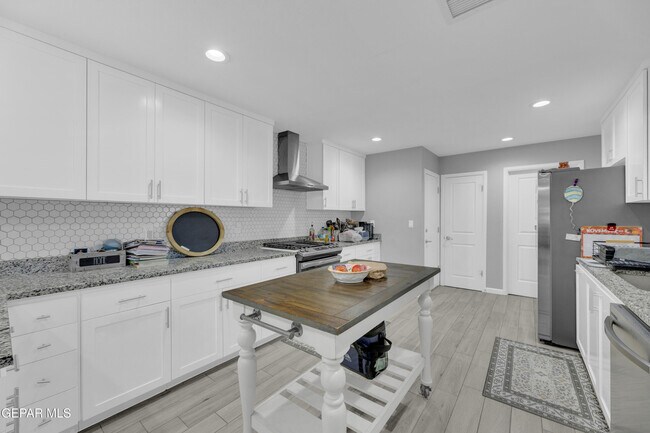 Building Photo - 9913 Album Ave