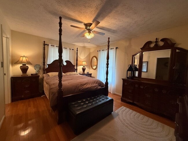 Building Photo - 3 Bedroom 2 Bathroom Fully Furnished Home ...