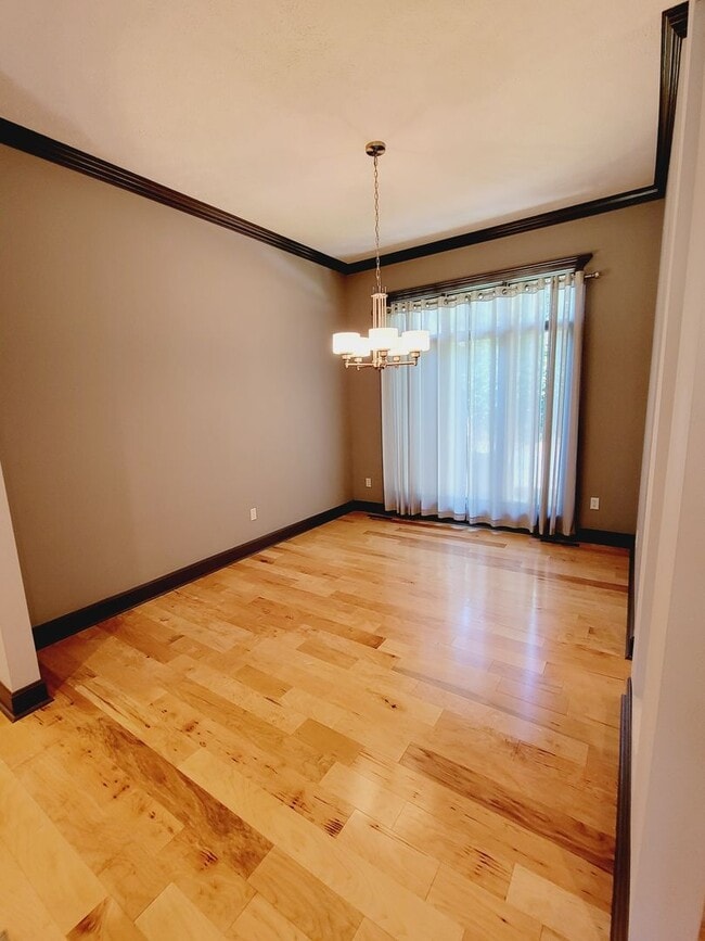 Building Photo - Spacious & Unique in Twin Oaks, Southwest Springfield