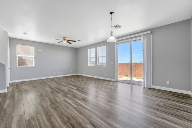 Building Photo - Stylish Hillside Townhome with Scenic Views in Gated Henderson Community!