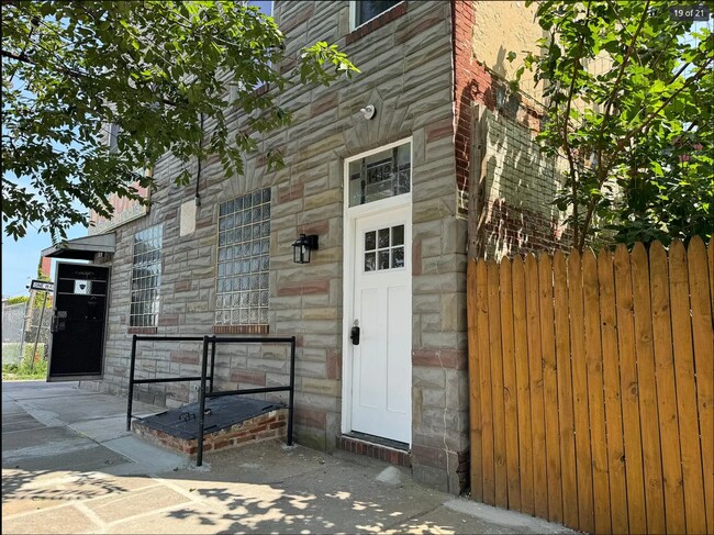 Building Photo - 409 S Spring St