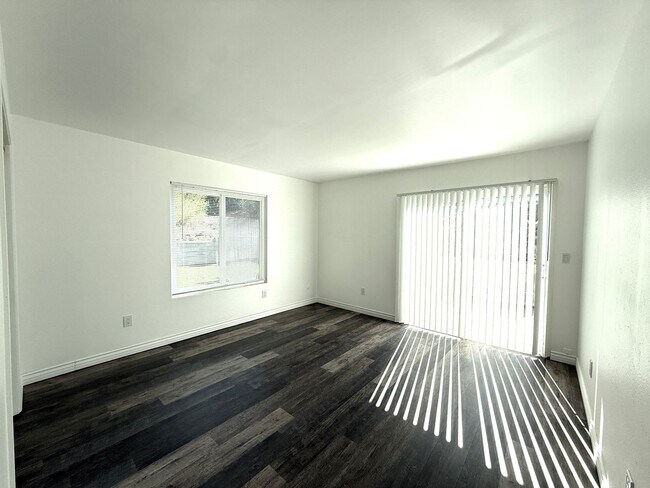 Building Photo - 4 Bedroom 2 Bathroom home available for re...