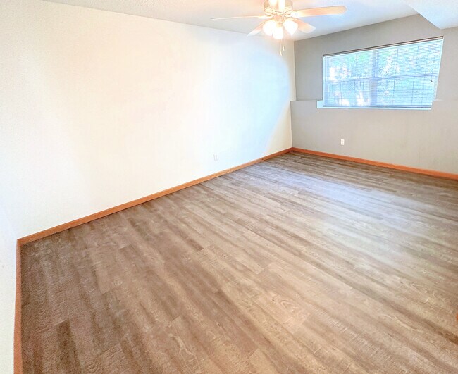 Family Room - 2302 Catskill Ct