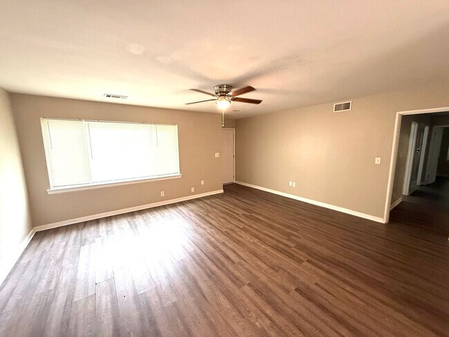 Building Photo - **4 Bed 2 Bath located in Morningview **Call (334-366-9198 for a self showing)