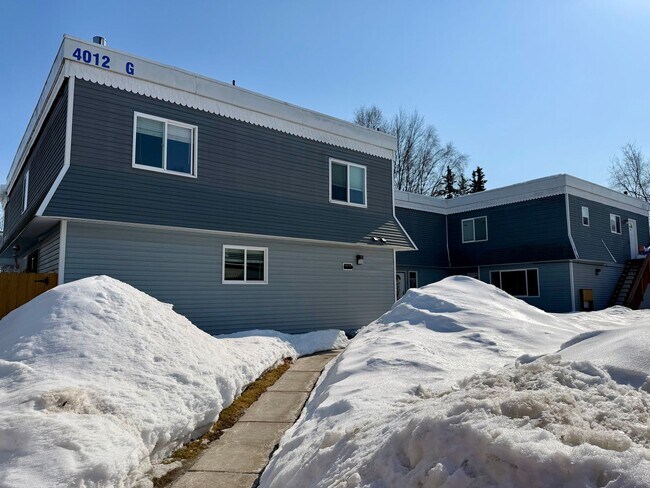 Building Photo - 2 Bedroom Townhouse with Carport
