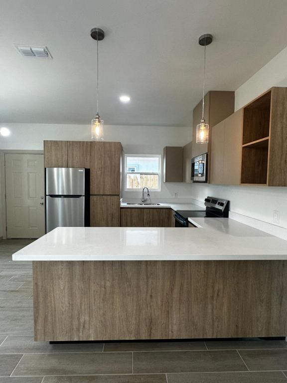 Building Photo - 609 N Emerald Ave