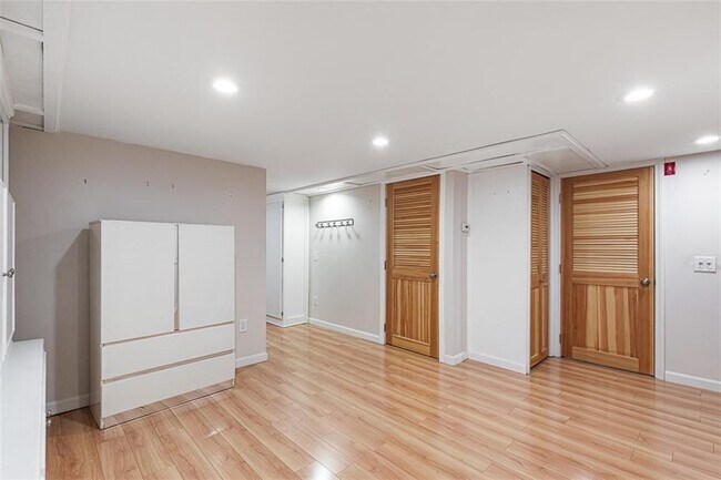 Building Photo - 14 Rip Van Winkle Cir