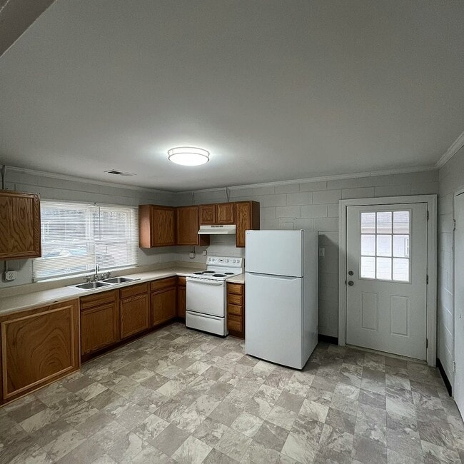 Building Photo - 208 Harper St