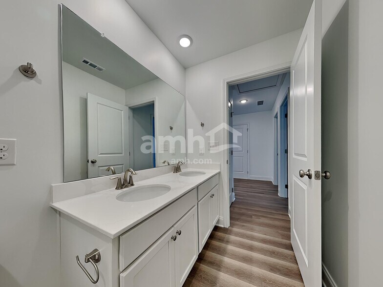 Building Photo - 301 Sharpe Ct