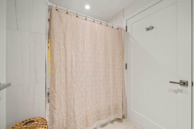 Building Photo - 1000 Maxwell Ln