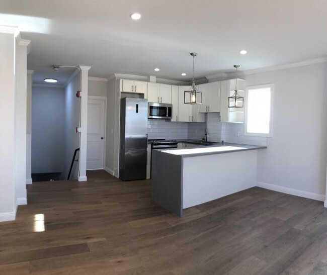 Building Photo - 3 bedroom in Oakland CA 94606