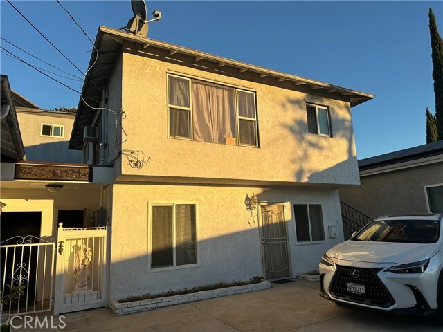 Building Photo - 352 W Chevy Chase Dr