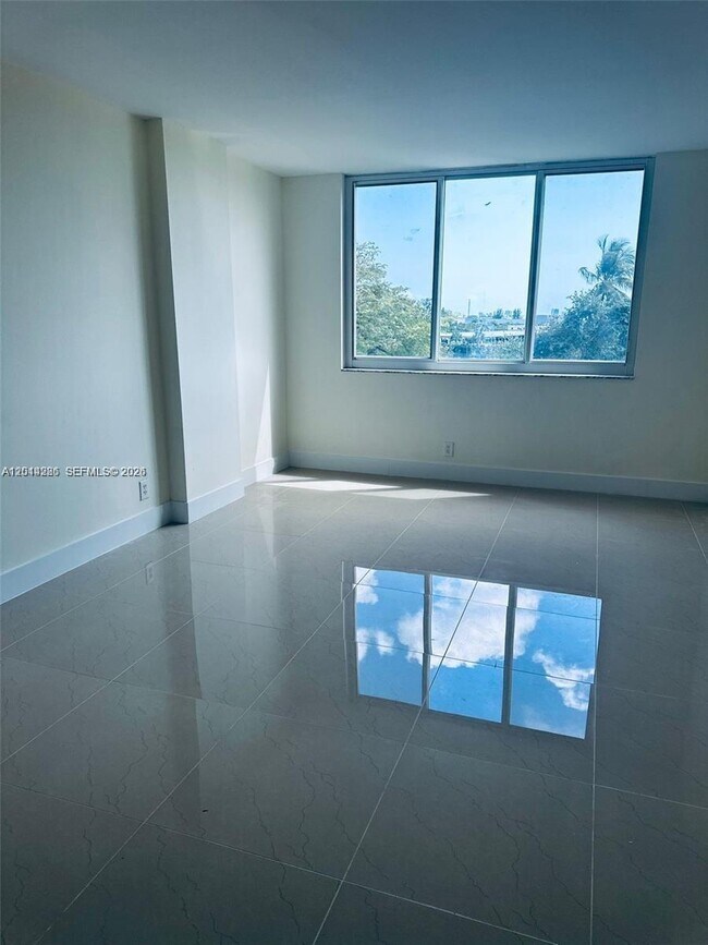 Building Photo - 4200 Hillcrest Dr