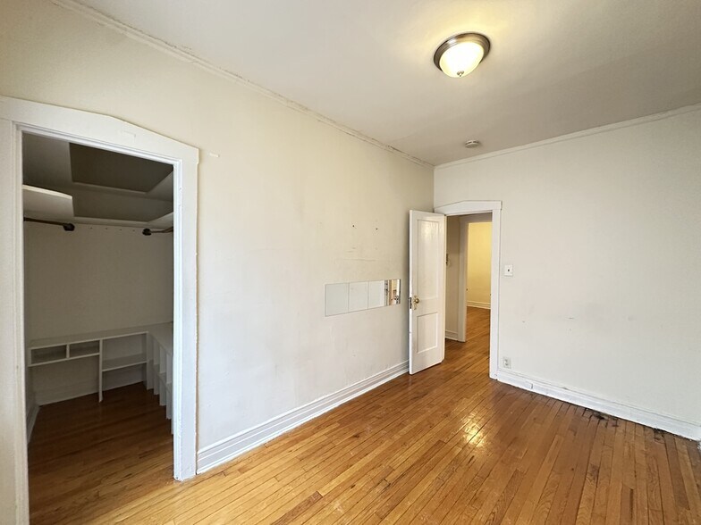 Building Photo - 824 W Waveland Ave