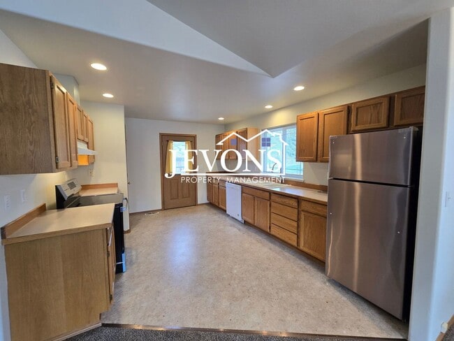 Building Photo - Two-bedroom home with a fully equipped kit...
