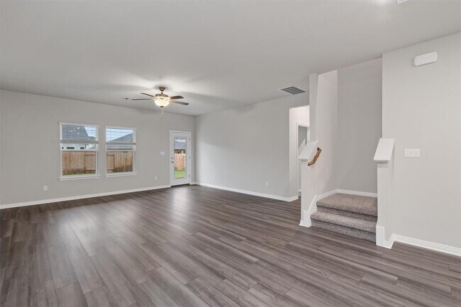 Building Photo - 528 Loriner Wy