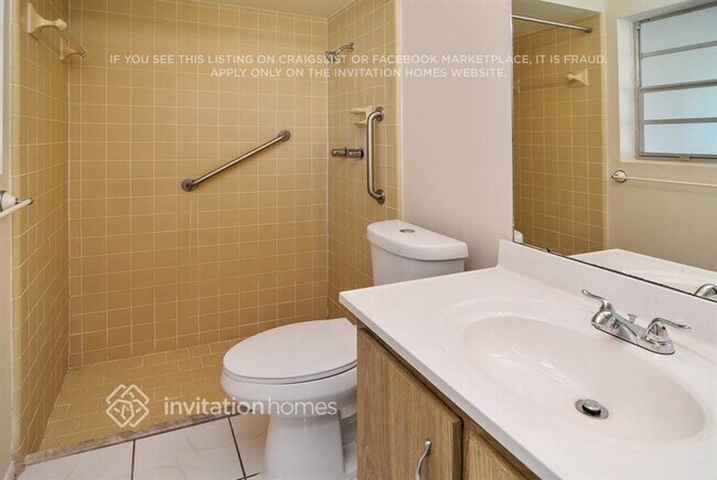 Building Photo - 801 SW Ivanhoe Dr
